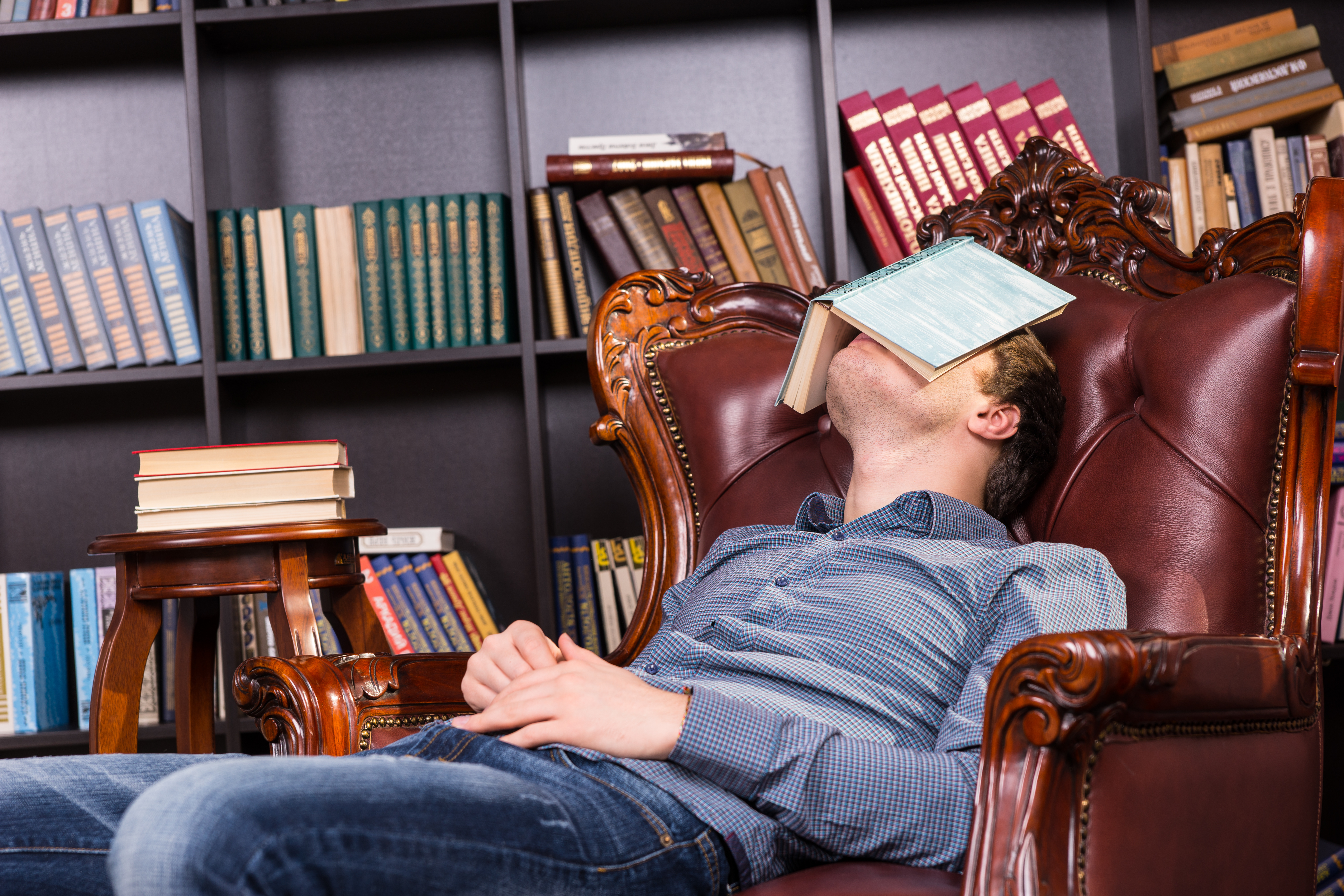 Читатель наконец. Уснул в библиотеке. Спящий в библиотеке. Уснула за чтением.